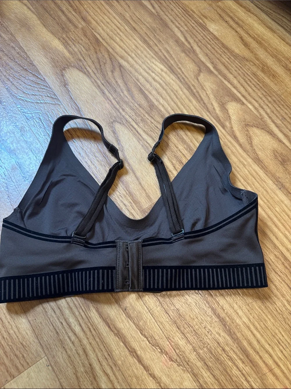 ALO Yoga Brown Seamless V-Neck Sports Bra with Black Trim